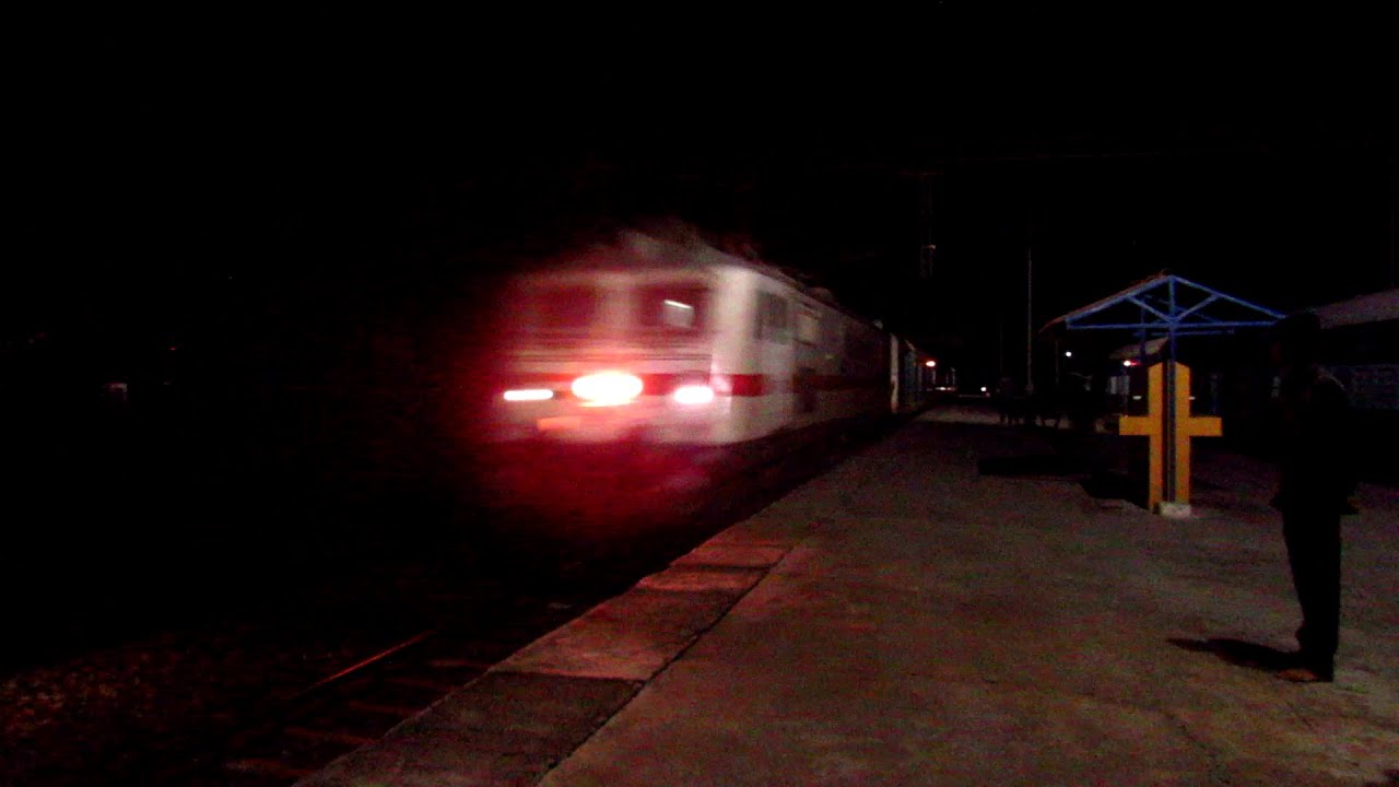 High Speed Overtakes: Prayagraj Express & Allahabad Humsafar Express Thrashes Jaipur-Allahabad Exp.!
