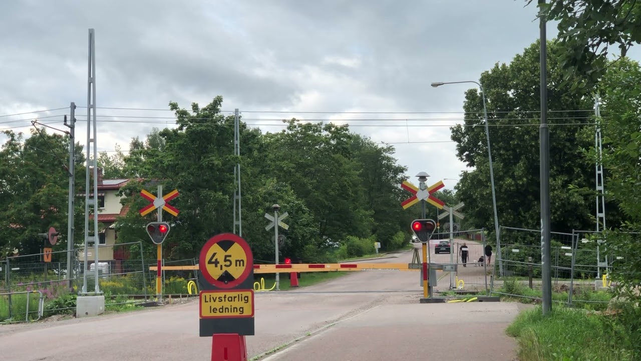 Swedish railroad crossing / Järnvägsövergång i Hälsinggårdsvägen, Falun