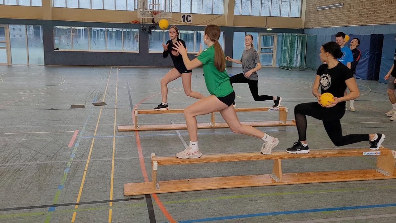 Allgemeines Kraft- und Koordinationstraining mit Bänken