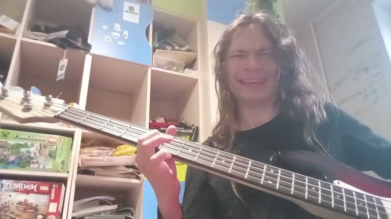 Бас играет звучит 