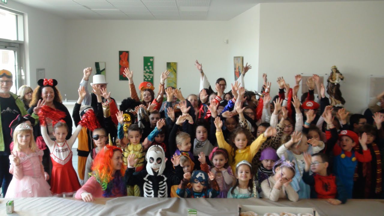 Défilé de carnaval de l'école à travers les rues du village