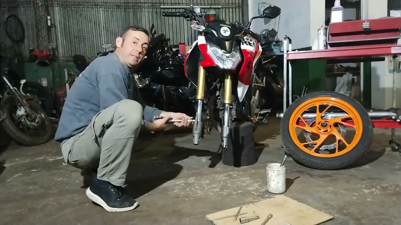 Reparación barrales de suspensión Honda CB190 Repsol