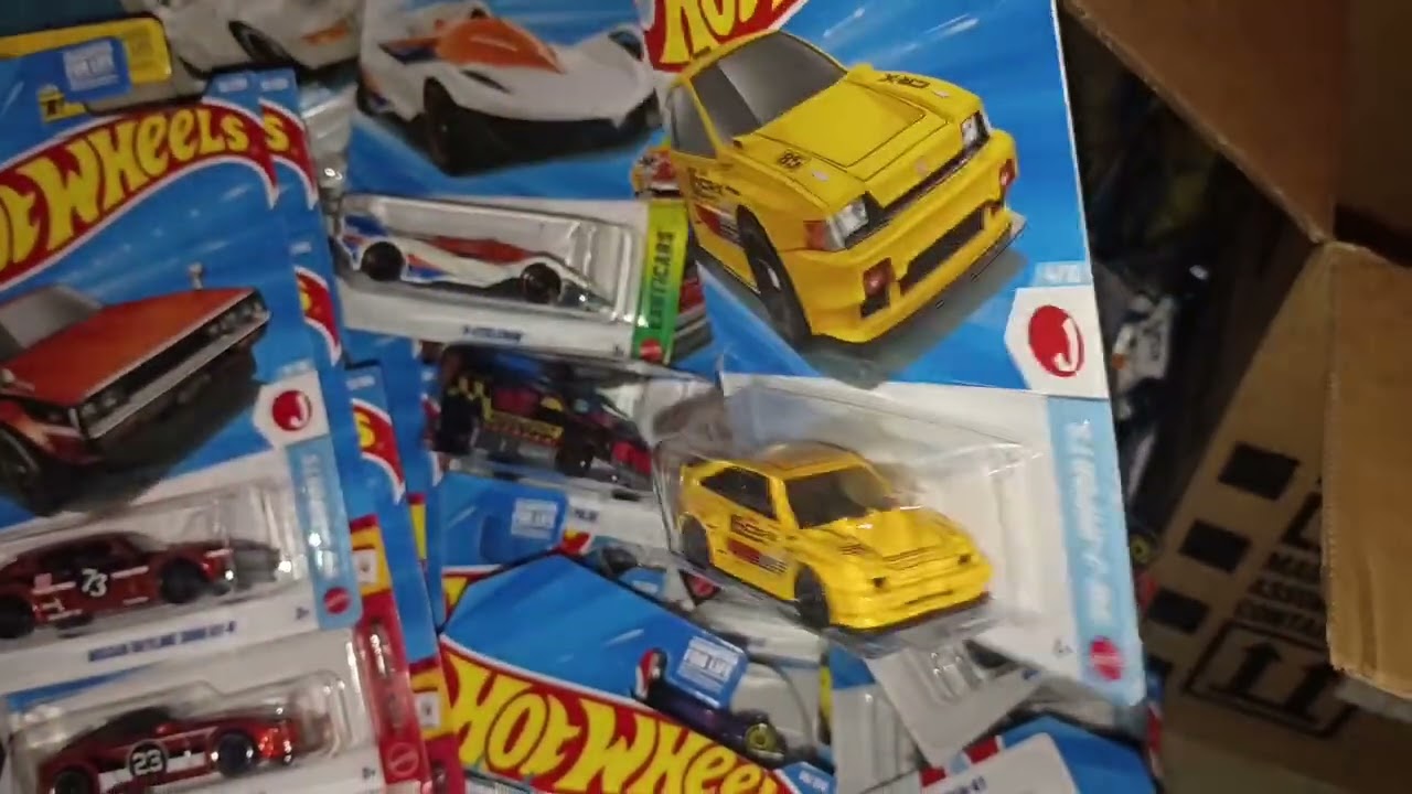 Давайте посмотрим на кейс Hot Wheels 2026 D.