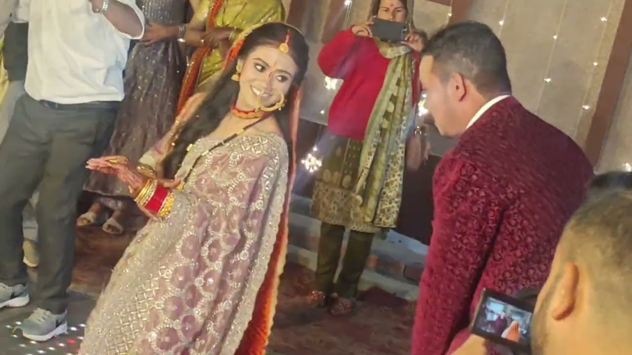 Sadhi ke baad patidev aur ghar ke log gye reception mein !!