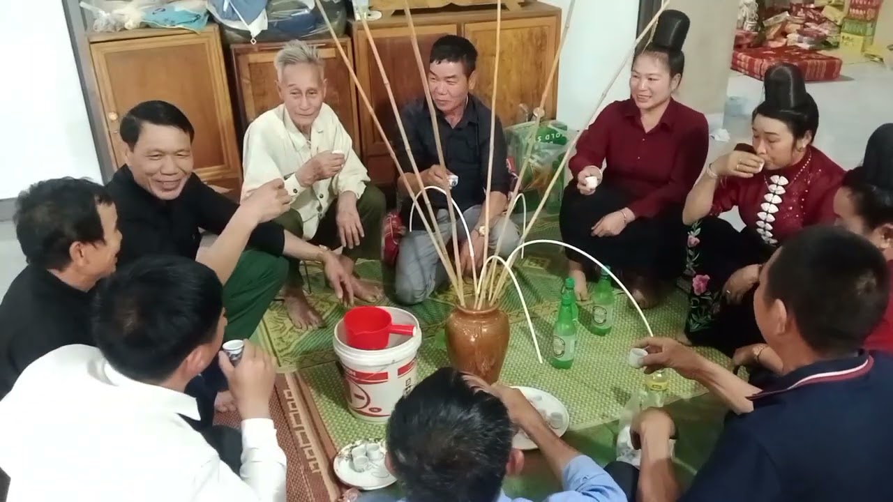 Em Kim Cương khắp đẩu cóng mường đây muôn hên Pi nong ới 