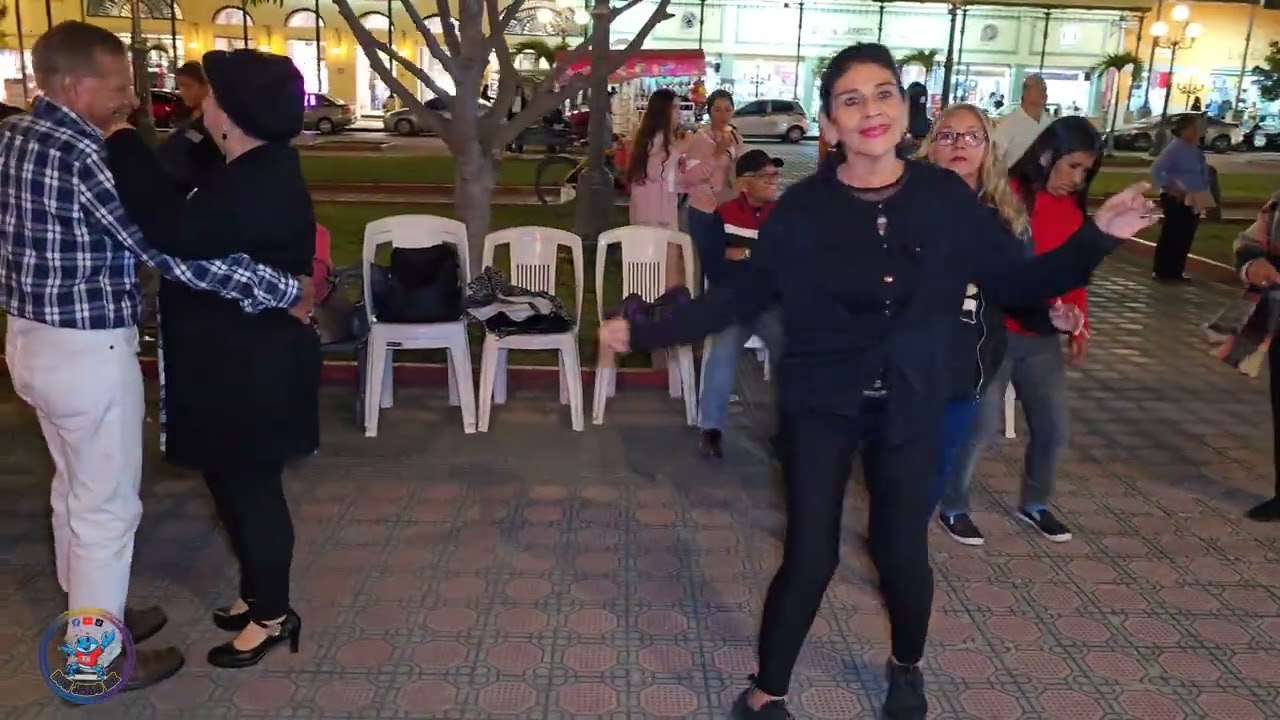 🤠✌️gran bailazo de jueves de danzón en la plaza de la libertad tampico 🇲🇽 con gris y sus timbales 💃😃
