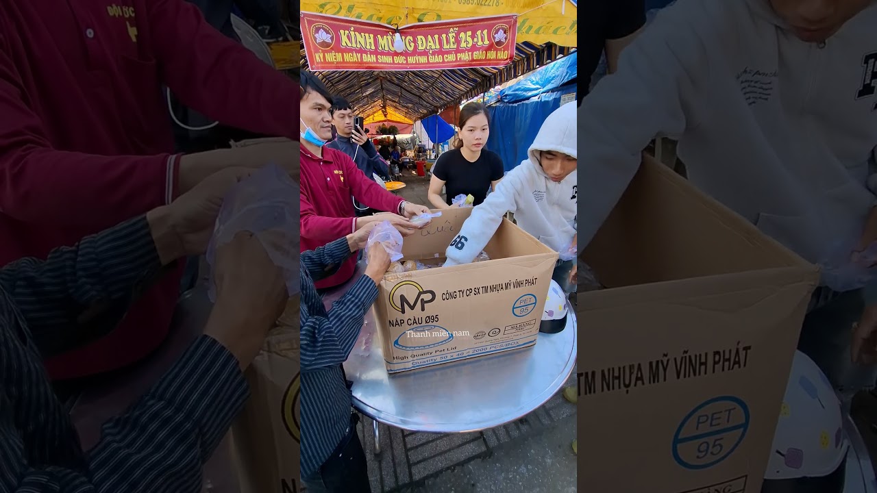 Phát bánh bò tại An Hòa tự 