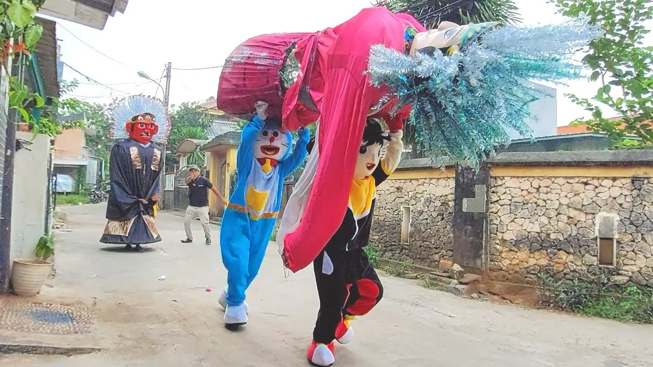 Ondel-Ondel Betawi di Gotong Badut Boboiboy dan Badut Doraemon Sampe Jatuh
