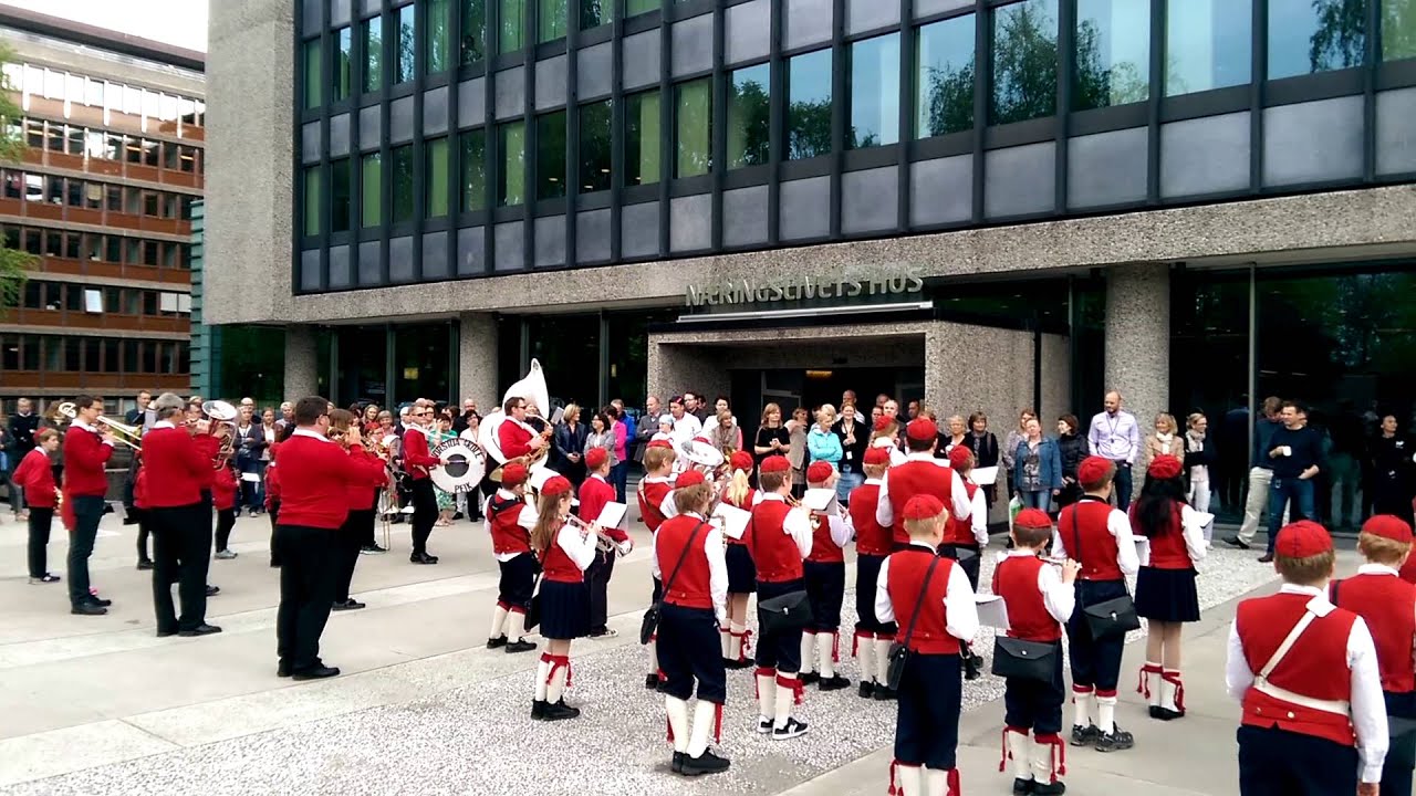 Det går et festtog gjennom landet