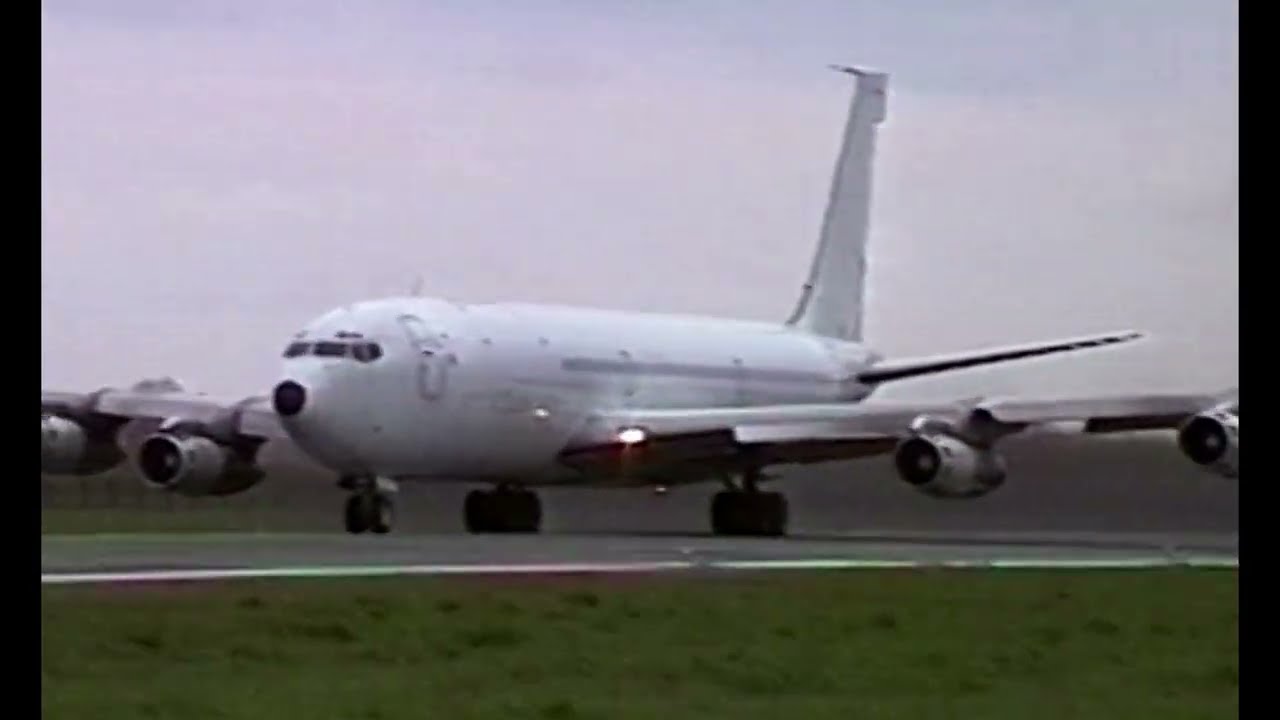 SCREECHING   JT3D  sound  RELIEF FLIGHT , red cross EL-ACP  Boeing 707 EBOS