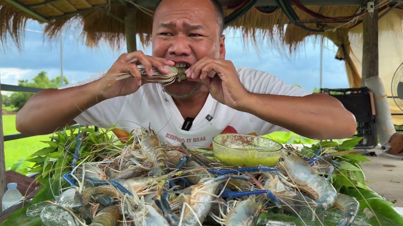 กุ้งแม่น้ำมาแบบเป็นๆสดๆ กินเป็นๆสดๆจุ่มน้ำจิ้มซีฟู้ดรสเด็ด | อิแอบแซบ