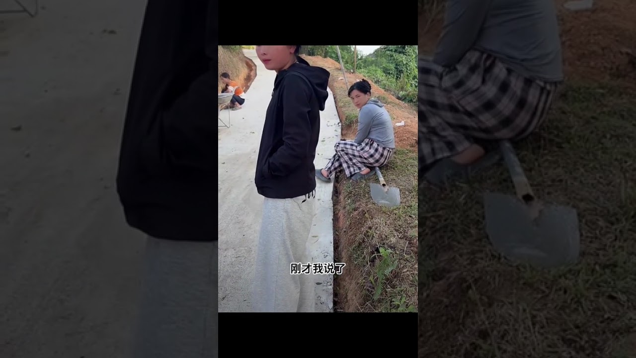 小潘秋秋给水泥路旁边的排水沟开始修了，怎么修才能防大雨排水。