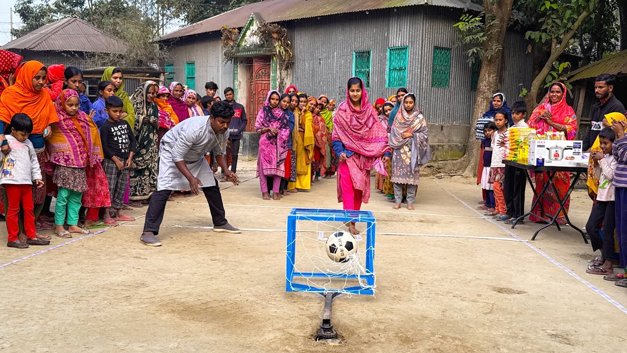 ব্যতিক্রম এক চ্যালেঞ্জে গ্রামের আপাদের নিয়ে ফুটবল শটের দক্ষতা পরীক্ষা দেখতে উপচে পড়া ভীড় দেখুন !