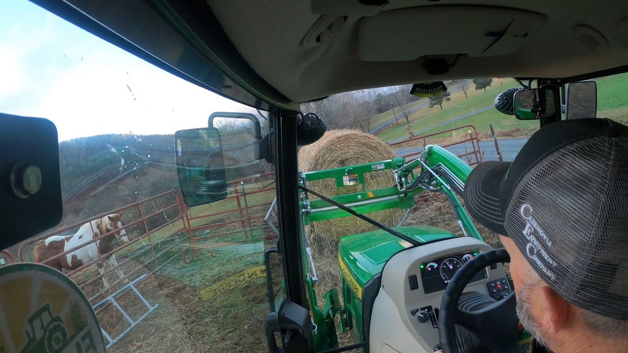Feeding a round bale with the 3039R