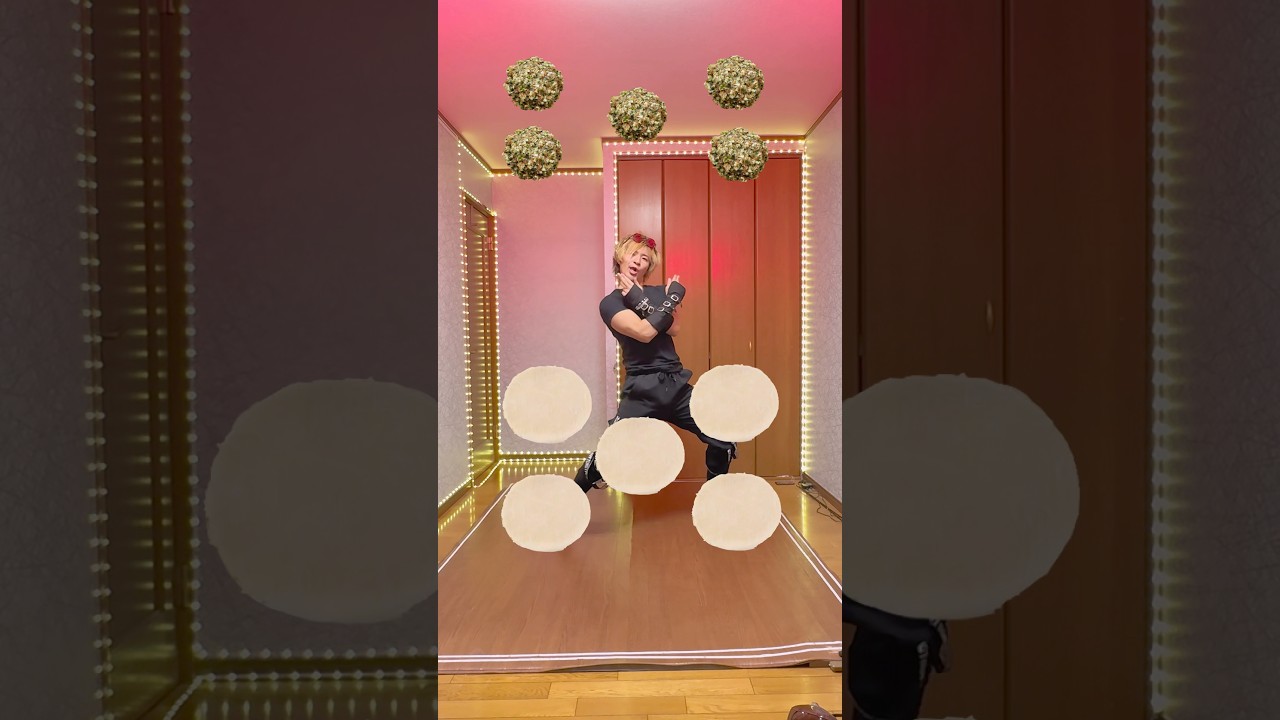 踊りながら餃子を作る男がエグすぎる‼︎ This guy making gyoza while dancing is so cool🥟