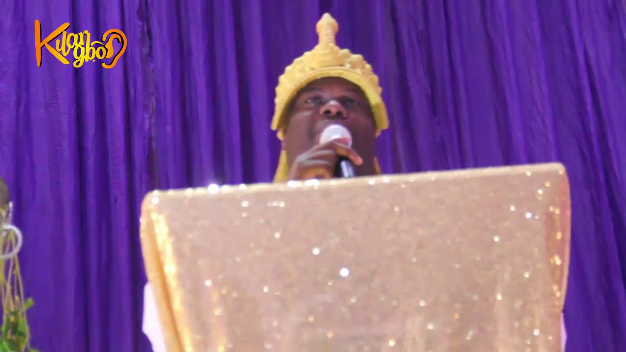 Ooni Of Ife gives a standing ovation to honour the Alaafin of Oyo, Oba Lamide Adeyemi