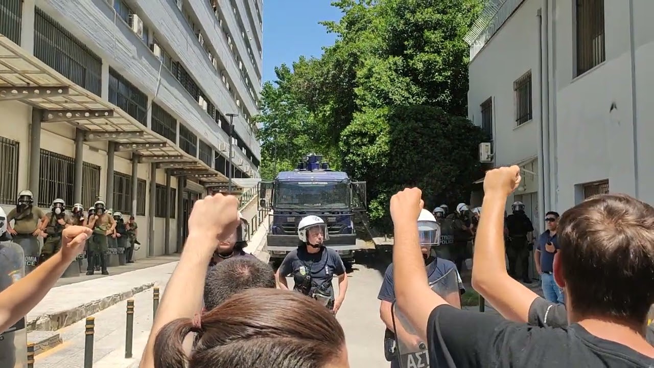 Φοιτήτριες & φοιτητές τραγουδούν «το σφαγείο» μπροστά στην Αύρα και στα ΜΑΤ