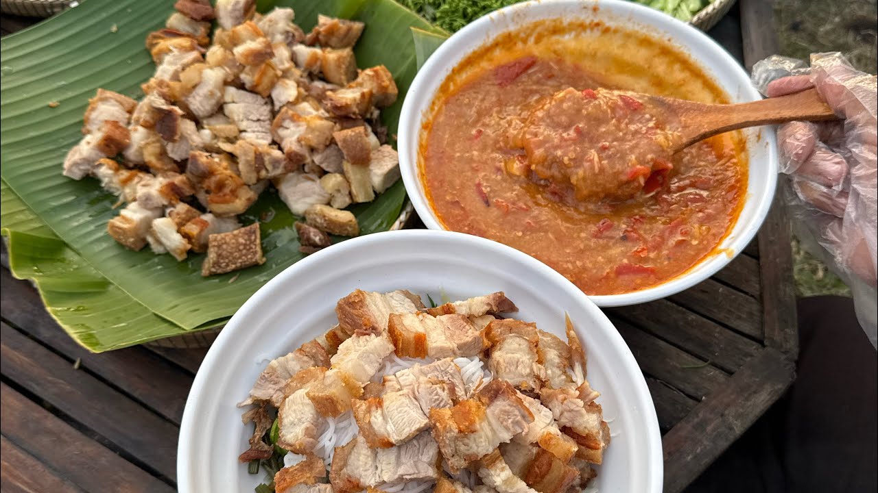 នំបញ្ចុកទឹកប្រហុក សាច់ជ្រូក៣ជាន់បំពង