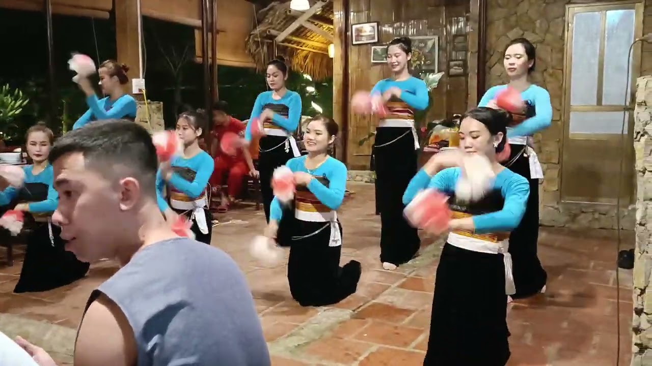 Múa tốp nữ dân tộc Thái, bản Lác, Mai Châu, Hoà Bình