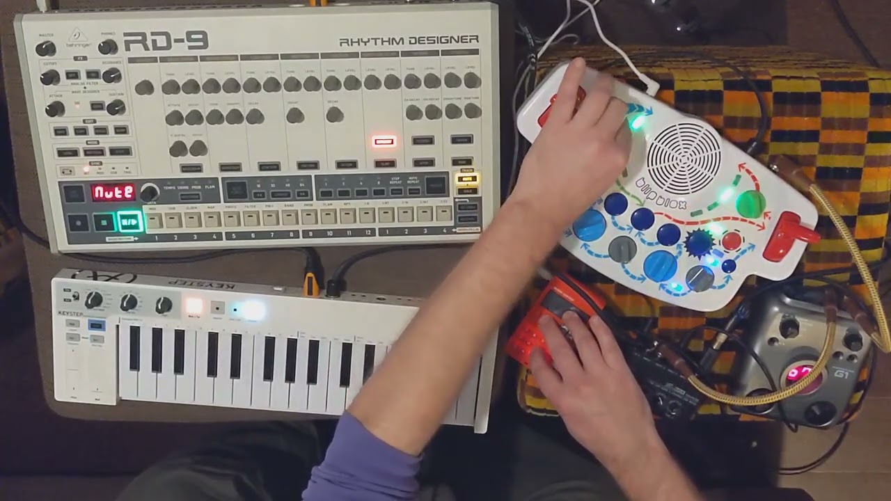 Retro DAWless breakbeat hardcore with RD9 & Blipblox & PO33 and Zoom G1 pedal