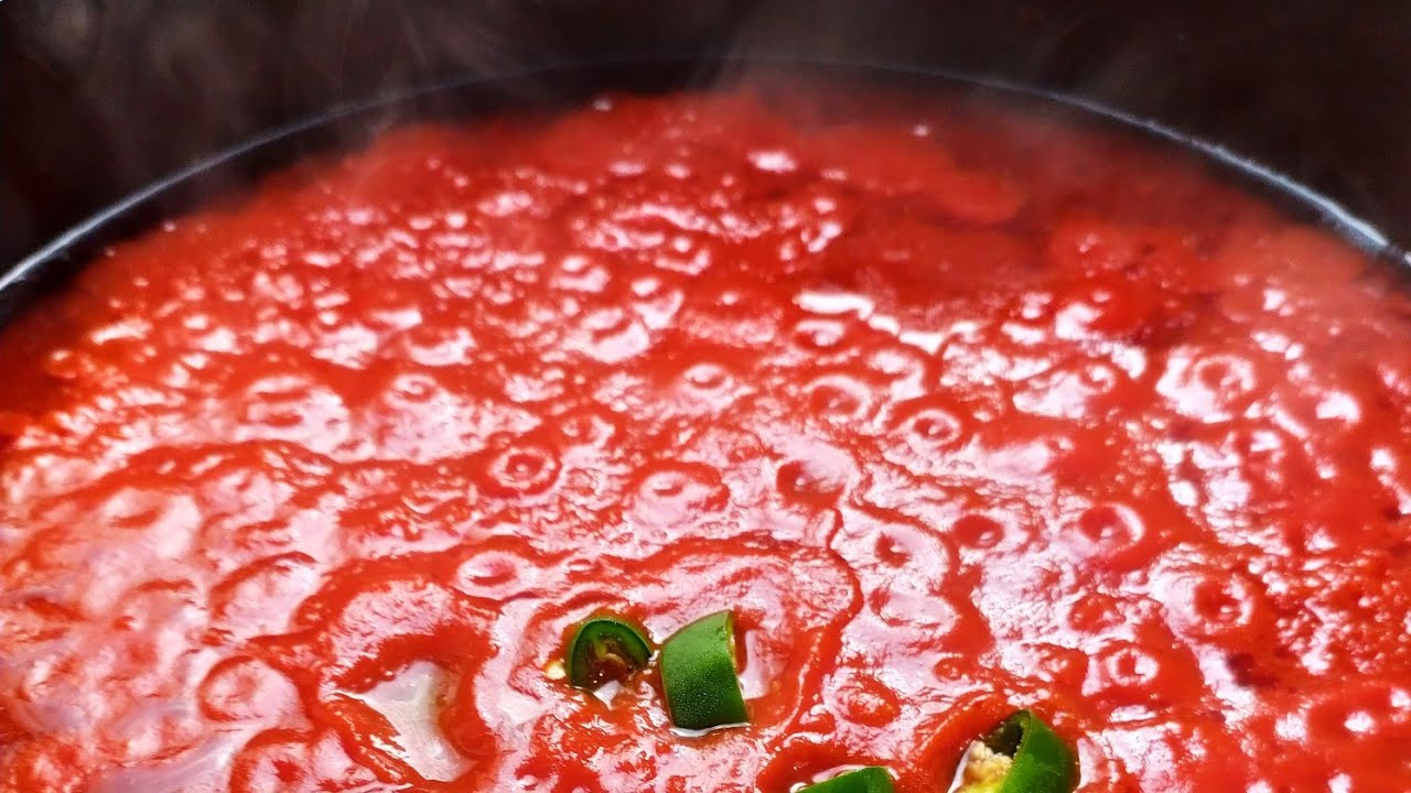 Sugo di pomodoro semplice con passata o pelati per condire la pasta: ricetta della nonna