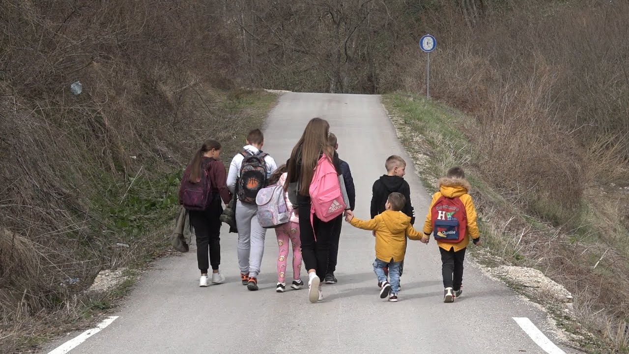 Pešače kilometrima do škole, odlični su đaci i deca za primer