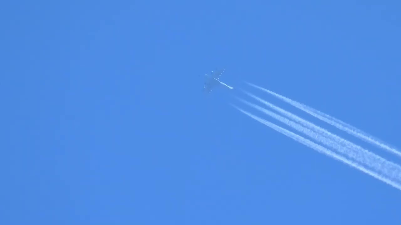 Loud german Airbus A400M cruising overhead at 30.000 ft with contrails!