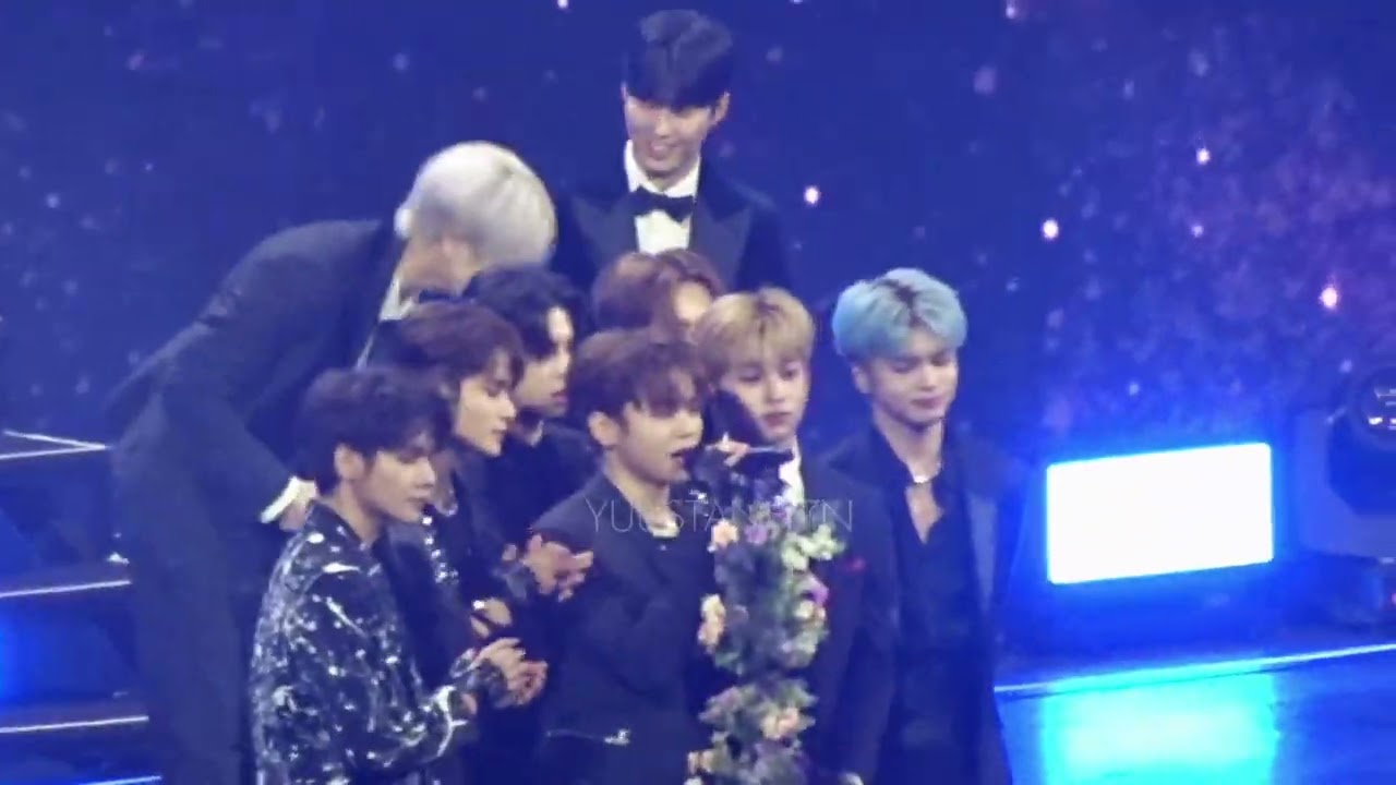 HORI7ON winning the FOCUS Award at the 2023 Asia Artist Awards