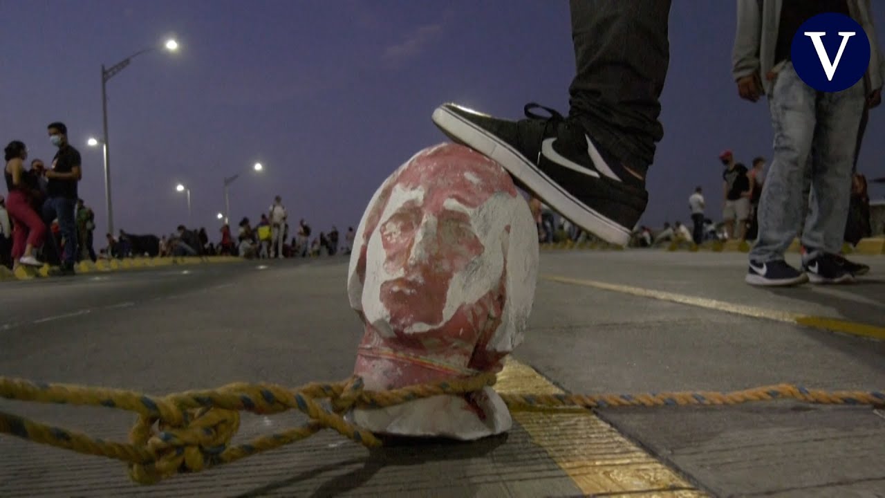 Derriban una estatua de Cristóbal Colón en Colombia y arrastran su cabeza por las calles