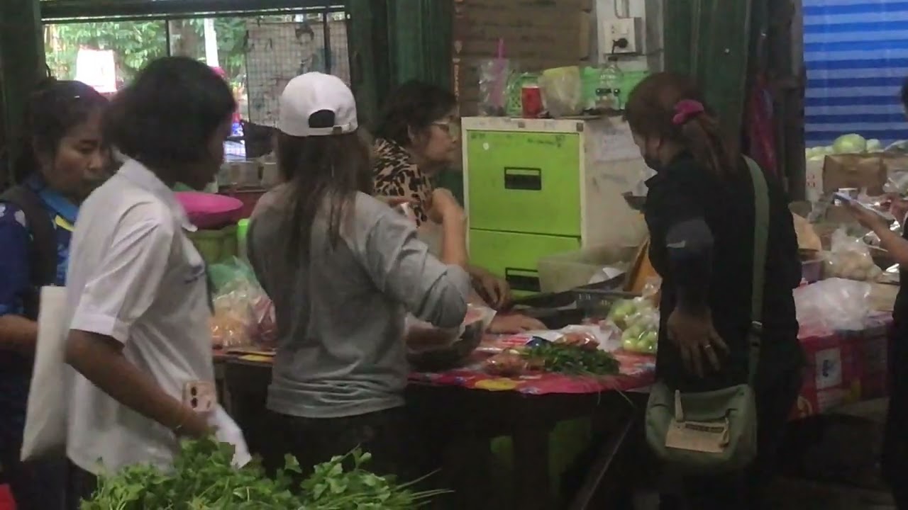 บรรยากาศร้านค้าป้าเตี้ยครับ