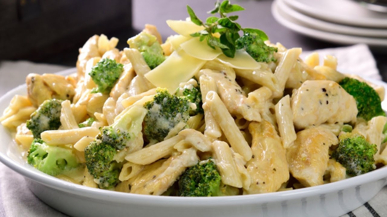 Pluma Estilo Alfredo con Pollo y Br&oacute;coli