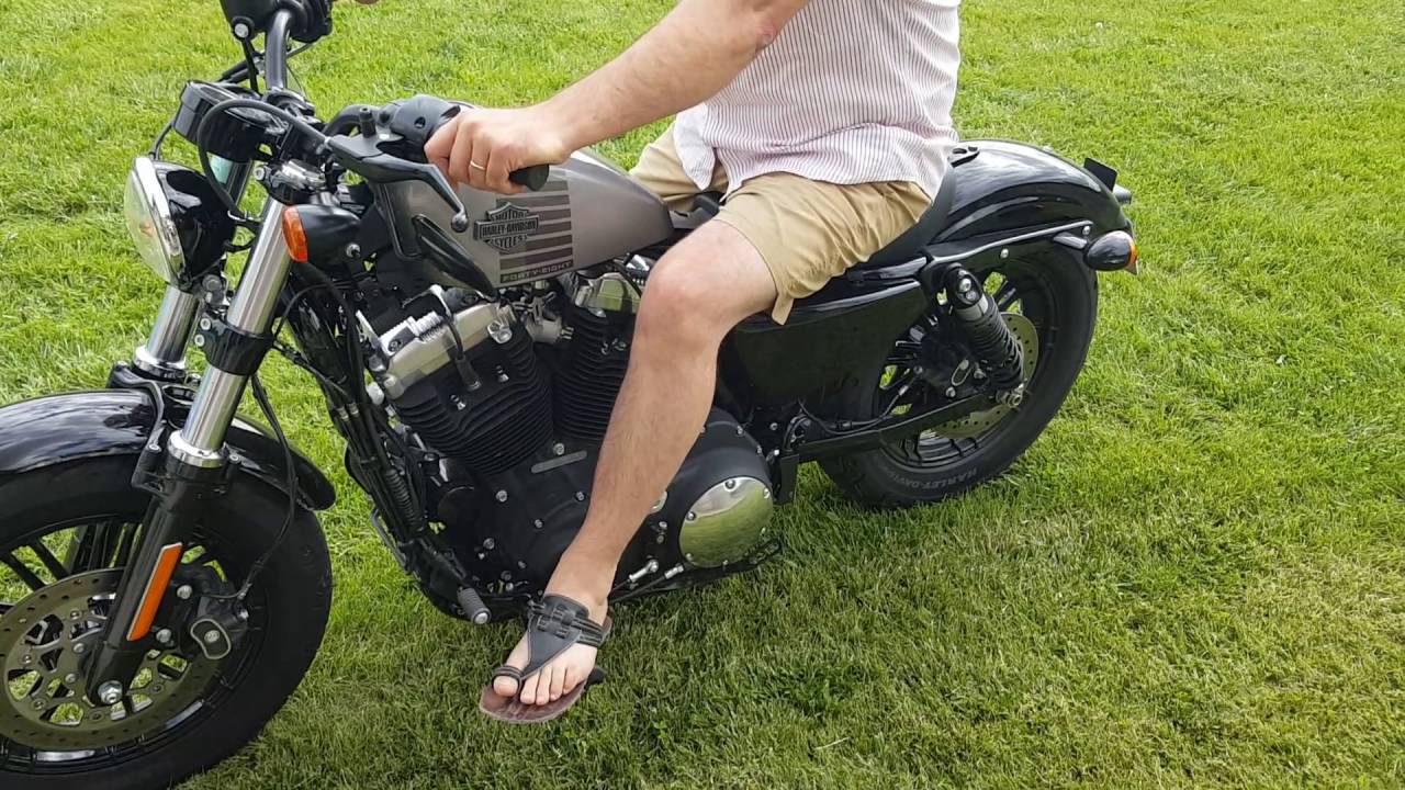 Démarrage laborieux de la harley davidson forty eight pour le renard masqué corse