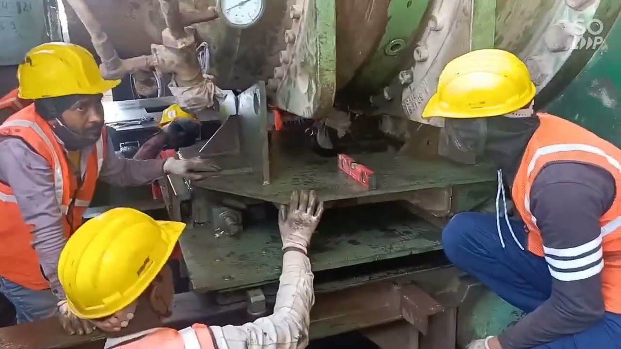 Roller press Movable roller gear box removing work