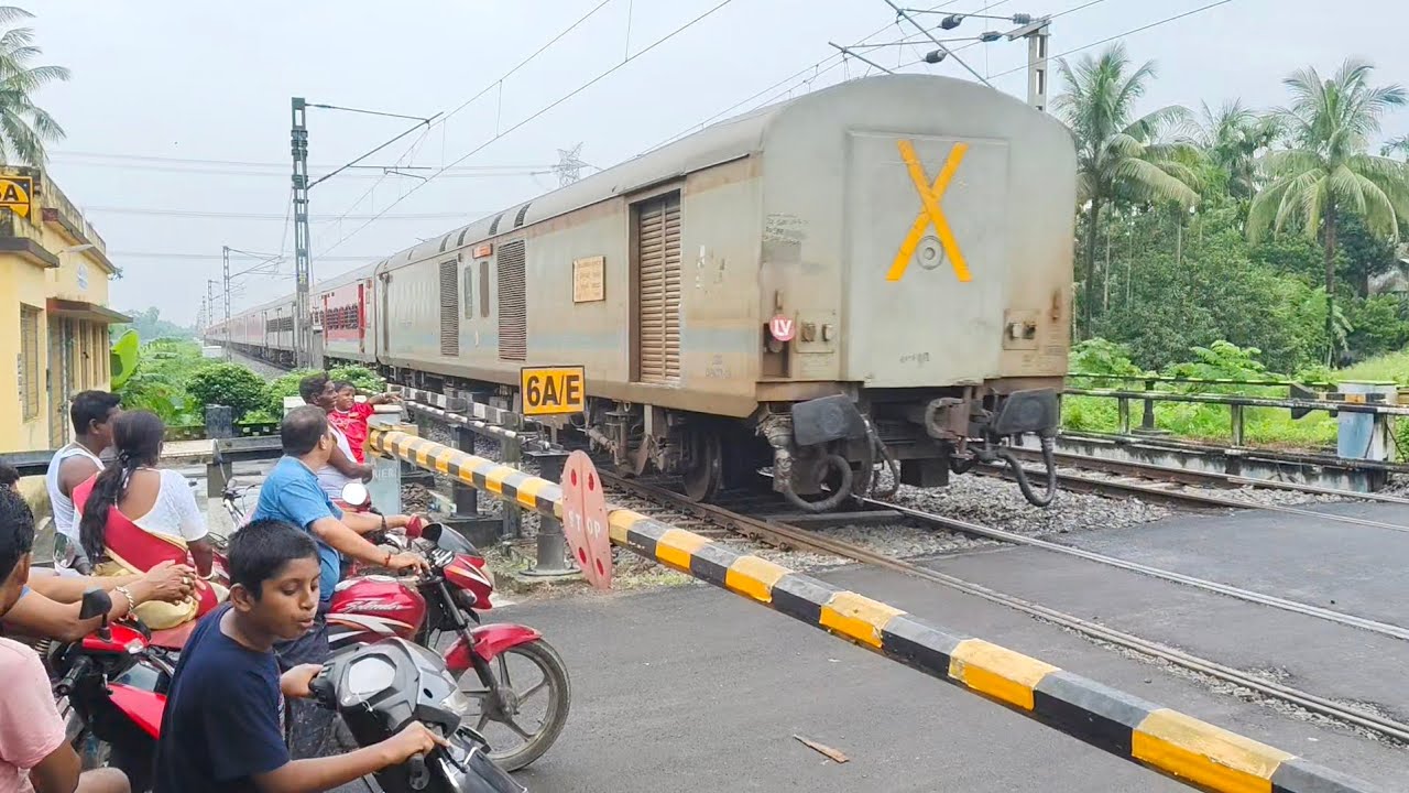 ঝড়ের গতিতে লোকাল ট্রেন ও বালুরঘাট মেল এক্সপ্রেস