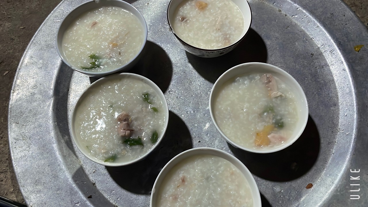 chán cơm nấu nồi cháo gà lá ngải cho gia đình ngày 3 tết