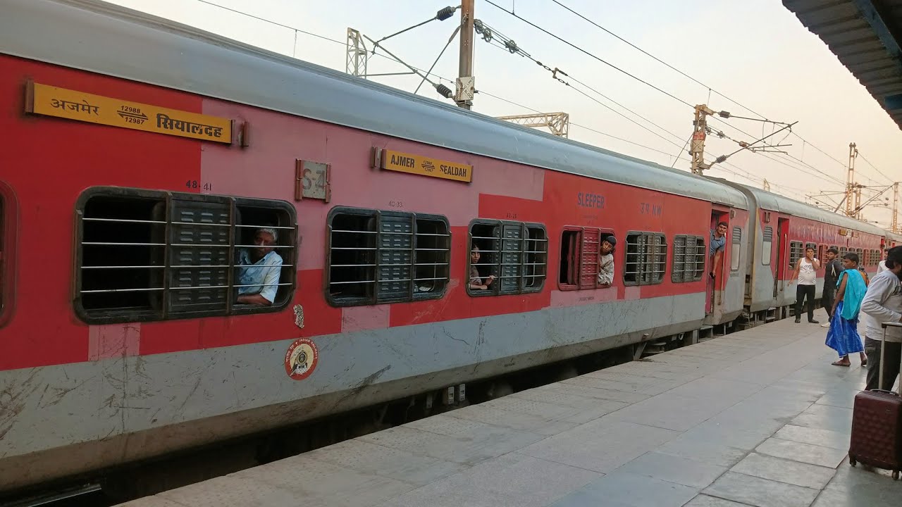 12987 Sealdah Ajmer SF Express Arriving Tundla Junction