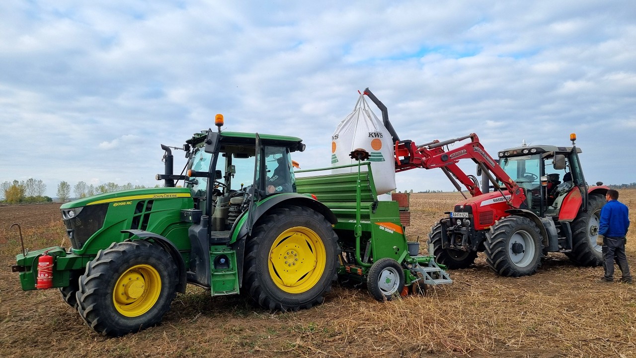 ELKEZDTÜK VETNI A BÚZÁT! l John Deere - Amazone D9 3000