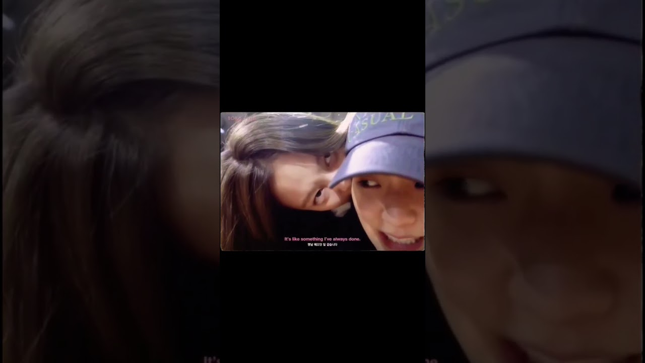 Jennie bite jisoo's ear😂🤣😂