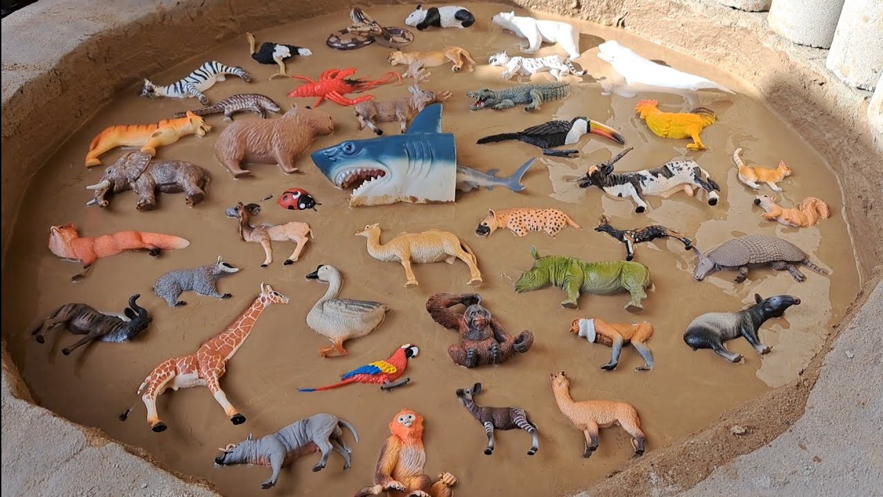 Animais de Plástico Presos na Lama Zebra Urso Panda Urso Polar Tigre Pangolim Babirussa Cudo