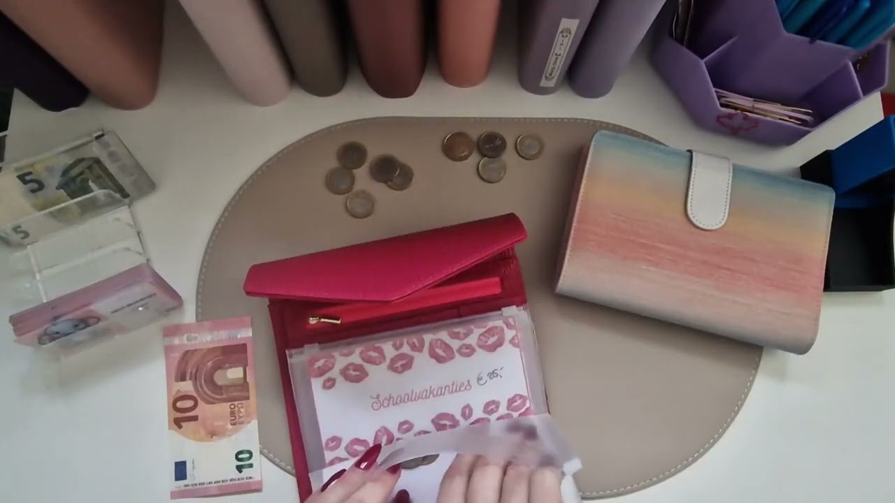 Mini Maandag en de kleurendobbel spelen