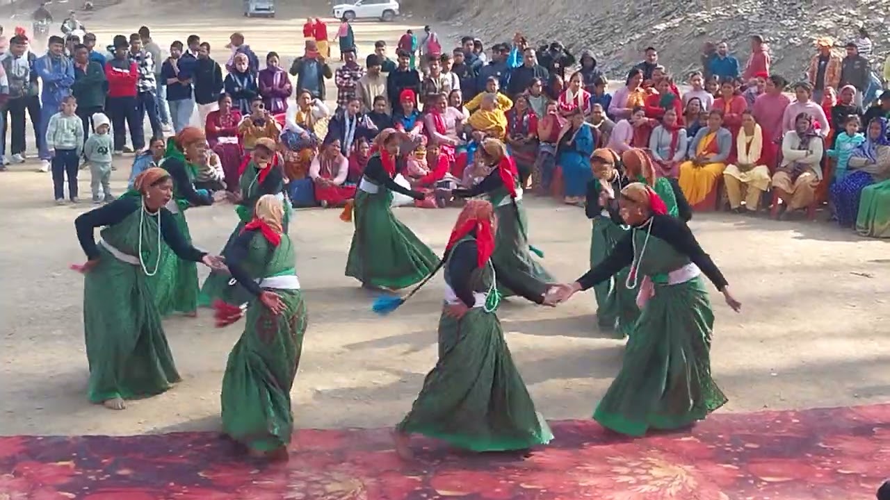 वीर बाला तीलू रौतेली थडिया चौंफुला प्रतियोगिता ,चौंदकोट ( चौबट्टाखाल) में आयोजित।🏞️💃🥰💚