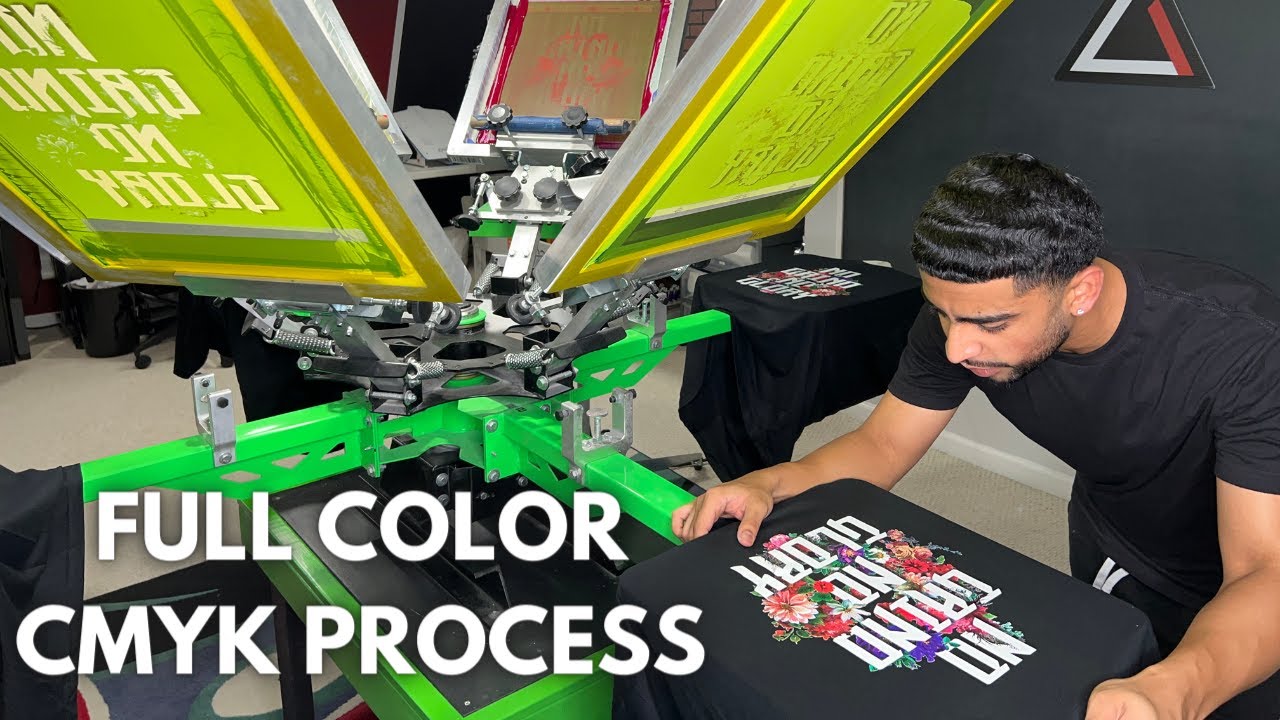 Процесс трафаретной печати CMYK на черных футболках