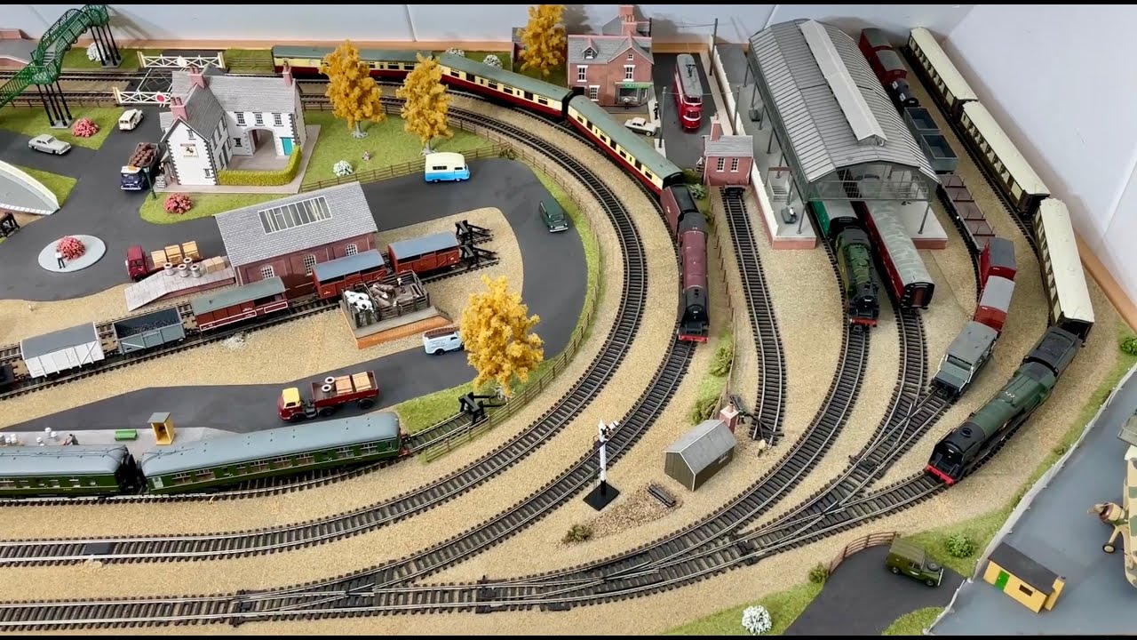 00 gauge model railway layouts uk, a lot of action at British Rail in the sixties