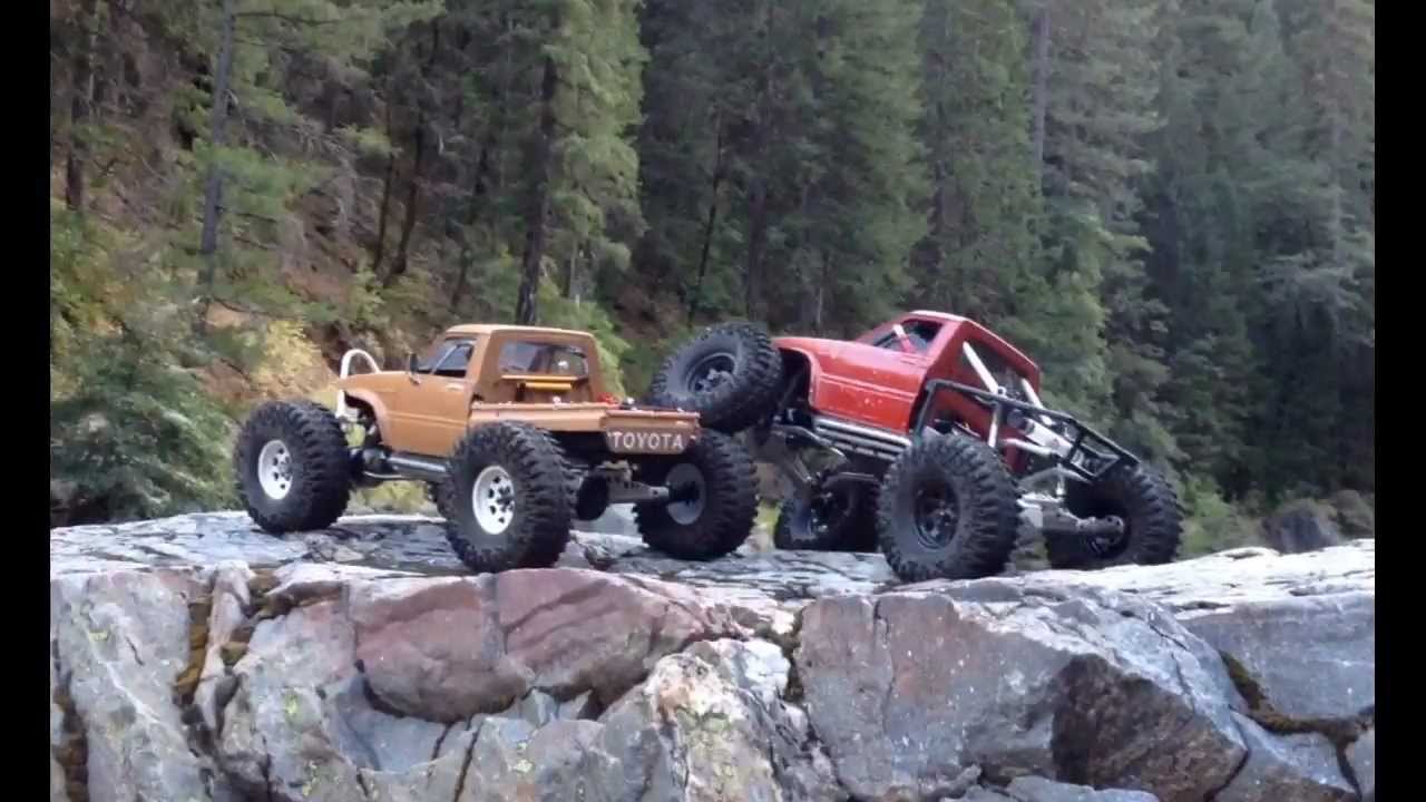 Axial Wraith Toyota's Crawling
