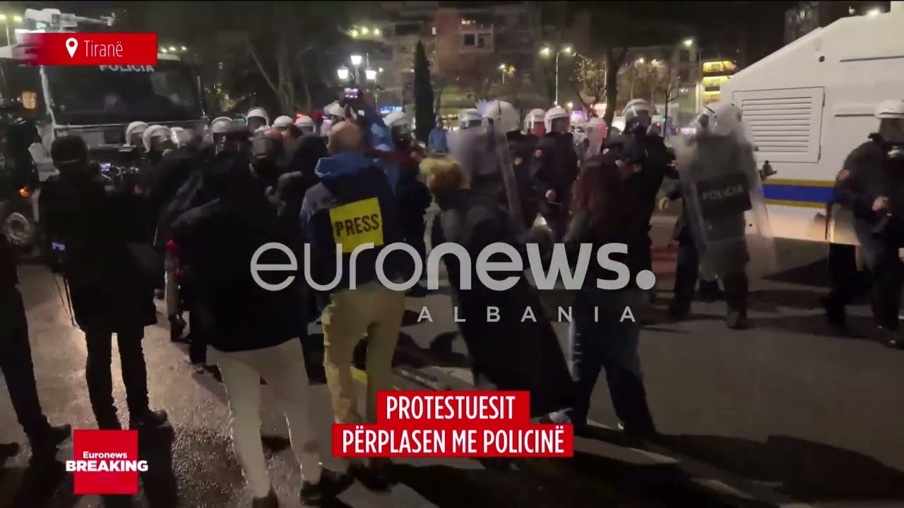 Përplasje e fortë mes deputetëve dhe policisë! Tensionohet situata