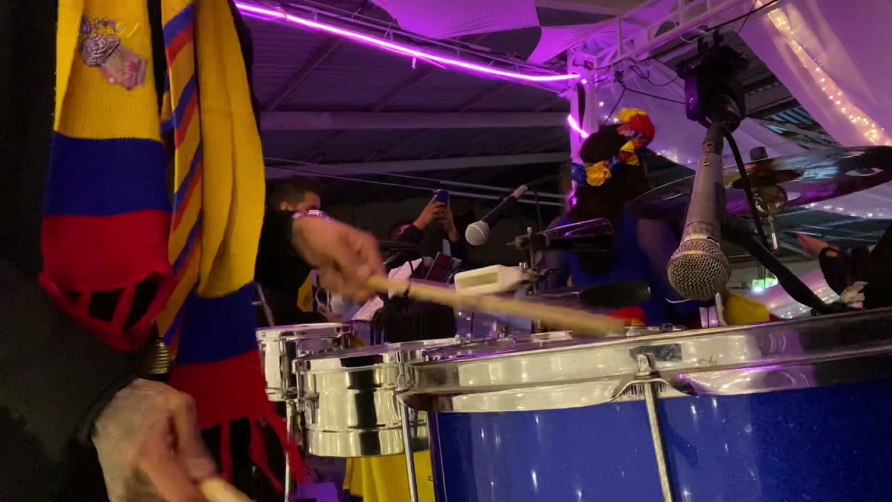 Popurrí Sonora dinamita Cumbia barulera y las brujas Timbal Hugo Latino en vivo