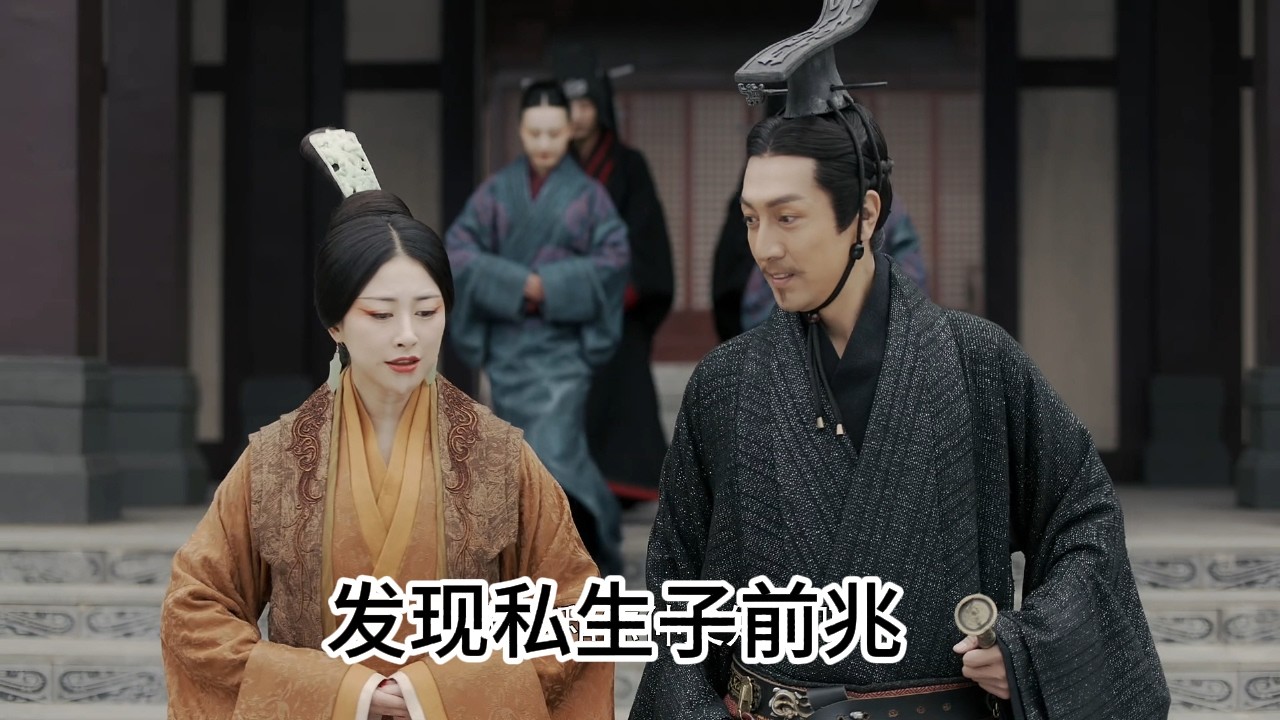 秦始皇夜騎千里去雍城見趙姬，她卻閉門磨蹭不出！原來是背後身後藏著嫪毐和兩個私生子慌張不已