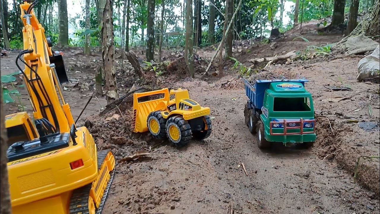Aktivitas Truk Truk Miniatur Seretan di Proyek Pembangunan Jalan