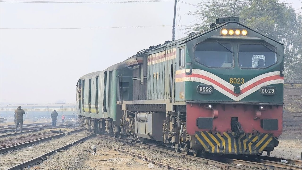  09 UP Allama Iqbal Express Arrivel At Khanewal Junction Pakistan Railway Train 🚂