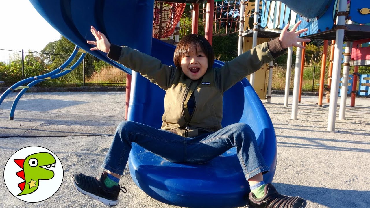 レオくんがこうえんのゆうぐで遊ぶよ！すべりだいやおにごっこをしてあそぼう！ トイキッズ